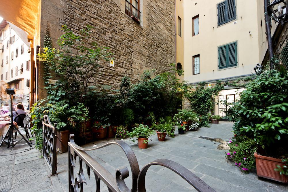 Ponte Vecchio Tower Apartment ฟลอเรนซ์ ภายนอก รูปภาพ